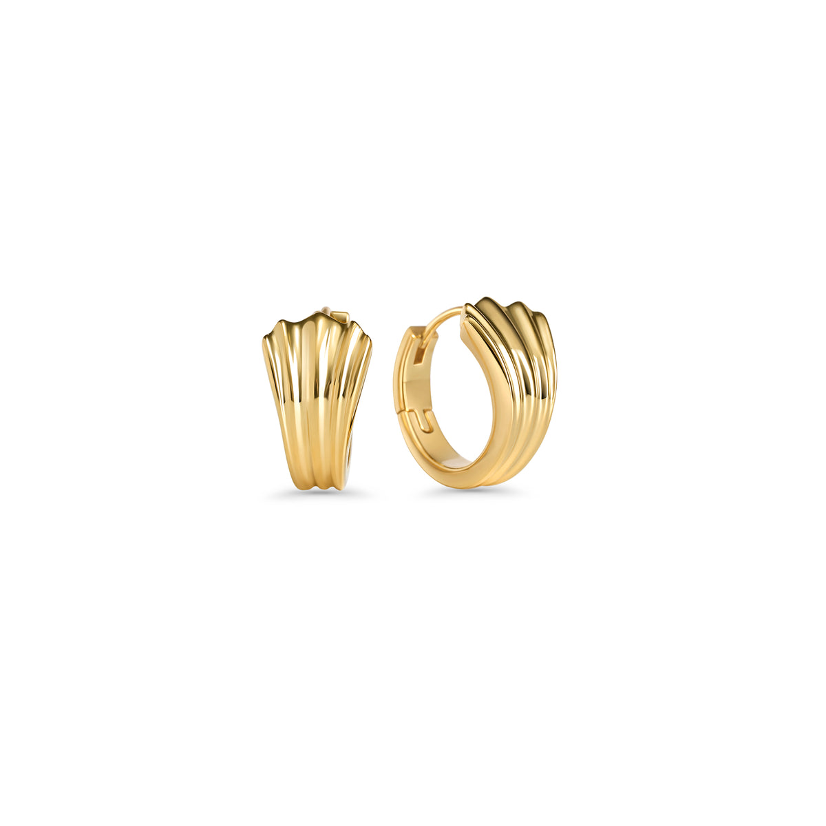 Gold huggie hoop earrings with a grooved design, shown on a clean white background. Waterproof, stainless steel and allergy free. By MIAJWL.
Boucles d'oreilles anneaux dorées au design rainuré, présentées sur fond blanc épuré. Résistant à l'eau, en acier inoxydable et hypoallergénique. Par MIAJWL.