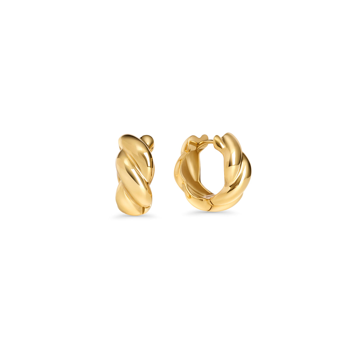 Chunky gold huggie hoop earrings with a twisted rope design on a white background. Nickel-free and waterproof jewelry by Mia Bijoux Canada.

Boucles d'oreilles anneaux dorées larges au design torsadé sur fond blanc. Bijoux sans nickel et résistants à l'eau par Mia Bijoux Canada.
