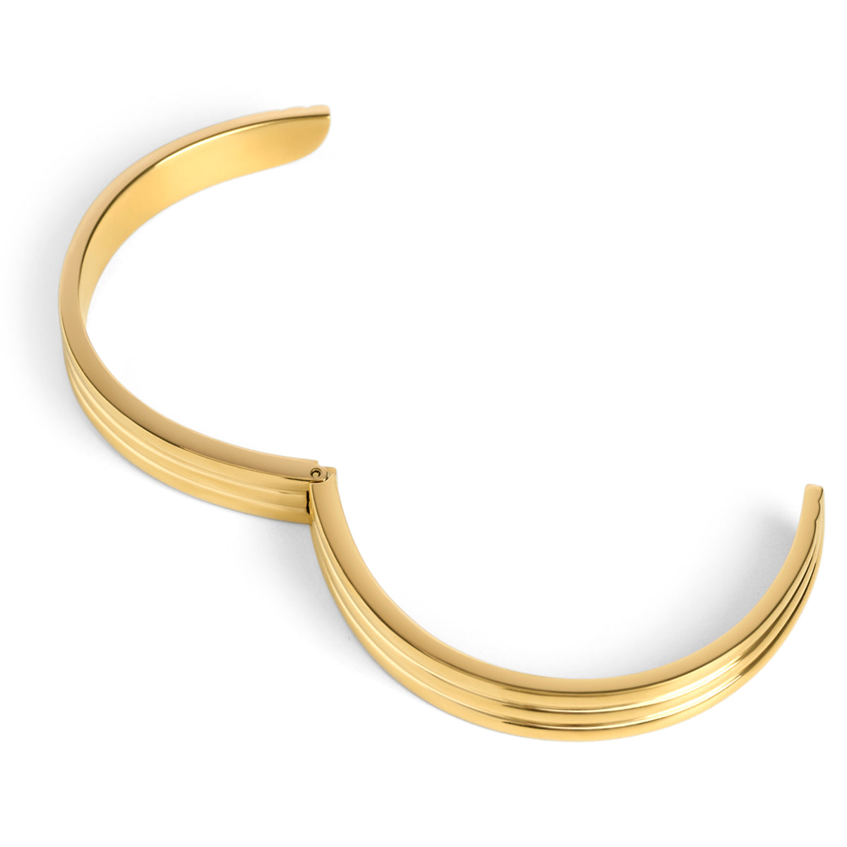 Top view of an open gold bangle bracelet with grooved wave-shaped ends on a white background. Waterproof, stainless steel and allergy free. By Mia Bijoux Canada.

Vue de haut d'un bracelet jonc ouvert doré aux extrémités rainurées en forme de vagues sur fond blanc. Résistant à l'eau, en acier inoxydable et hypoallergénique. Par Mia Bijoux Canada.