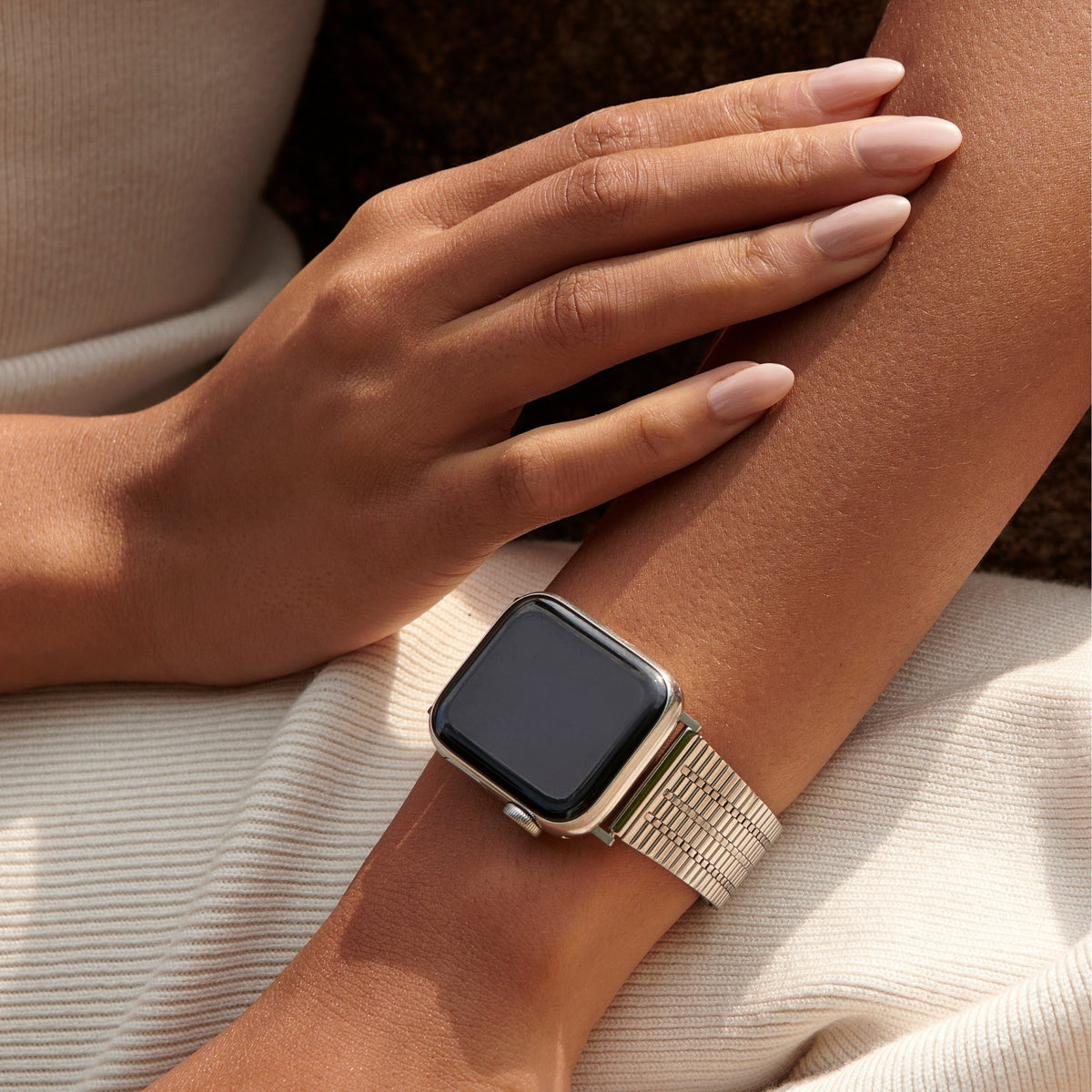 trendy stainless steel small links apple watch strap MIAJWL bracelet montre intelligente petites mailles tendance acier inoxydable Mia Bijoux