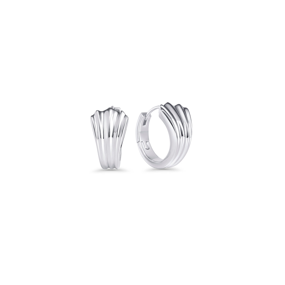 Polished silver huggie hoop earrings with a ridged fluted design on a white background. Nickel-free, waterproof & tarnish-resistant stainless steel earrings for sensitive skin, minimalist luxury jewelry by Mia Bijoux Canada.

Boucles d'oreilles anneaux argentées polies au design strié sur fond blanc. Boucles d'oreilles en acier inoxydable sans nickel, résistantes à l'eau et anti-ternissement pour peaux sensibles, bijouterie de luxe minimaliste par Mia Bijoux Canada.